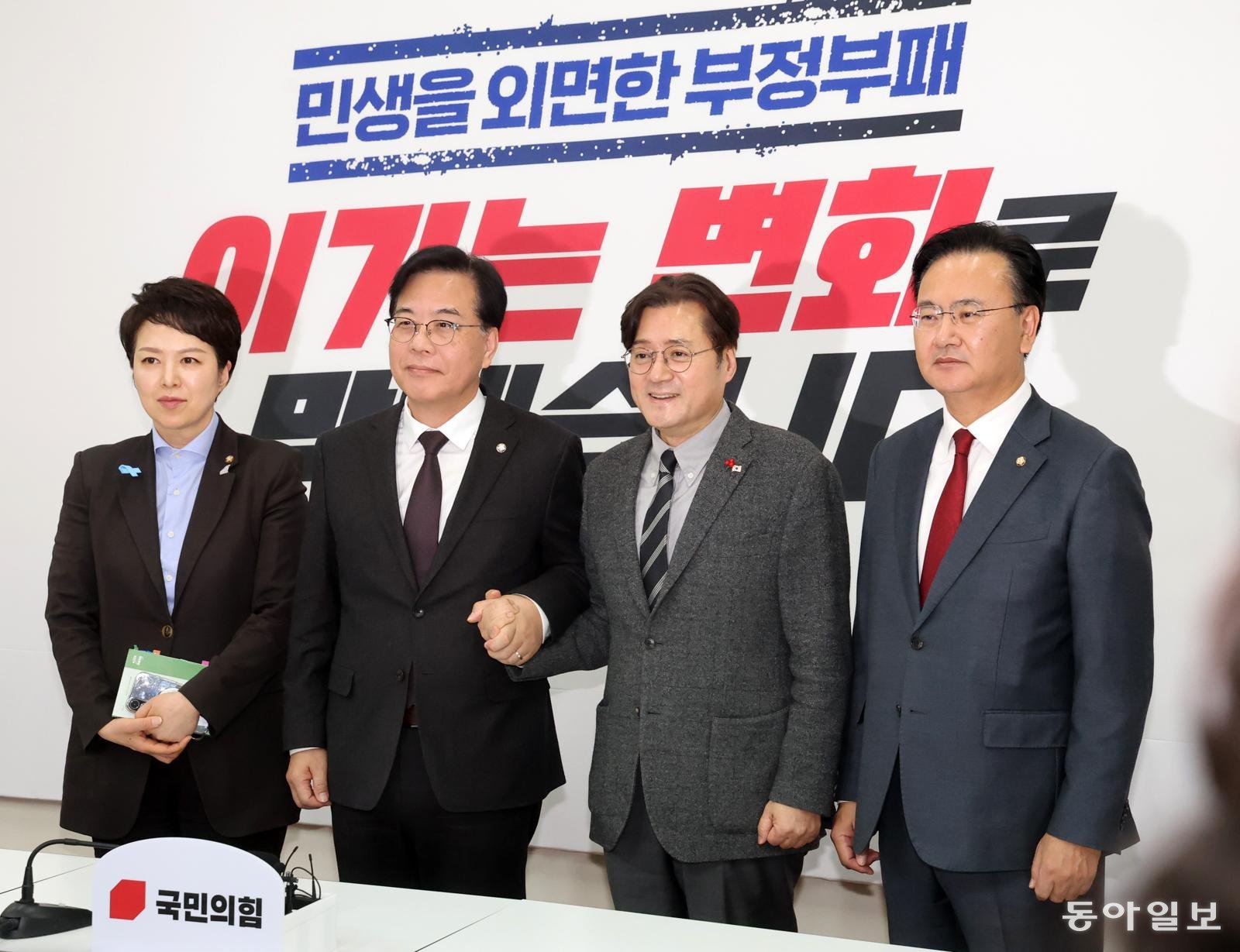 송언석 국민의힘 원내대표가 22일 국회에서 홍익표 대통령비서실 정무수석을 접견하고 있다. 장승윤 기자 tomato99@donga.com