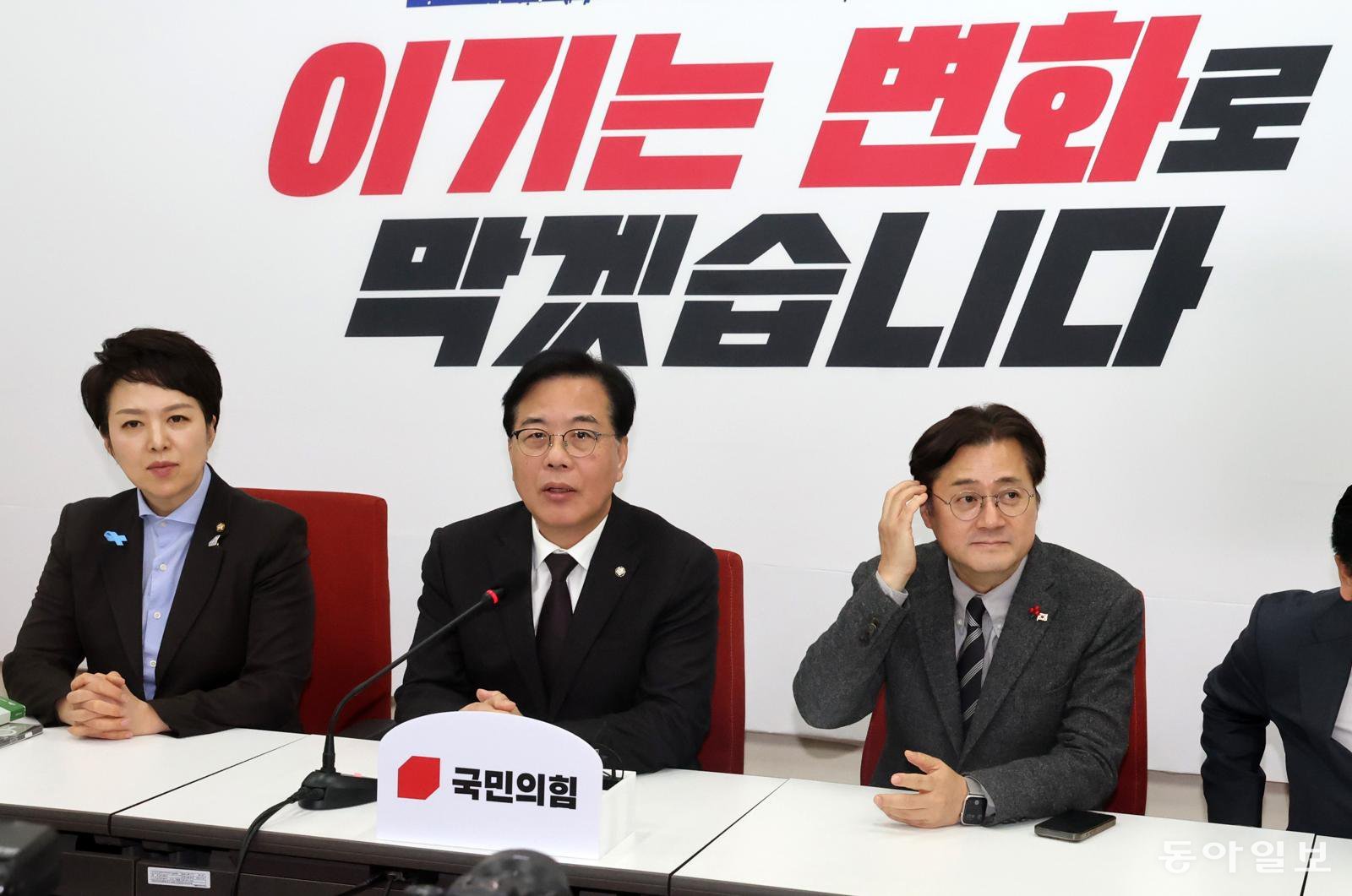 송언석 국민의힘 원내대표가 22일 국회에서 홍익표 대통령비서실 정무수석을 접견하고 있다. 장승윤 기자 tomato99@donga.com