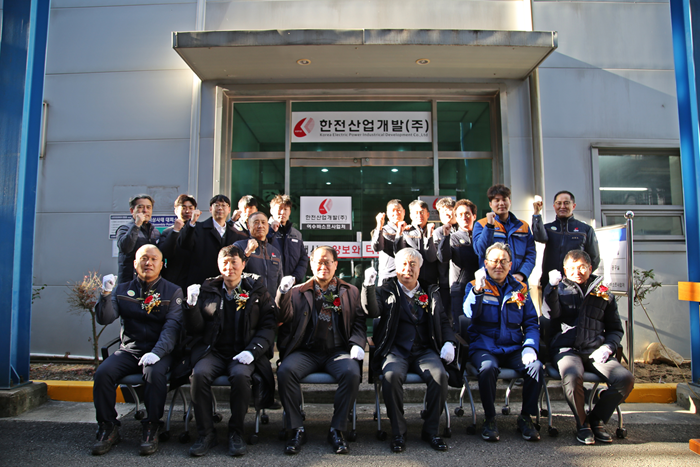 한전산업 함흥규 대표(첫째 줄 오른쪽에서 세 번째)와 주요 관계자들이 지난 22일 열린 여수바스프사업처 현판식에서 함께 기념 촬영을 하고 있다. 사진=한전산업 제공