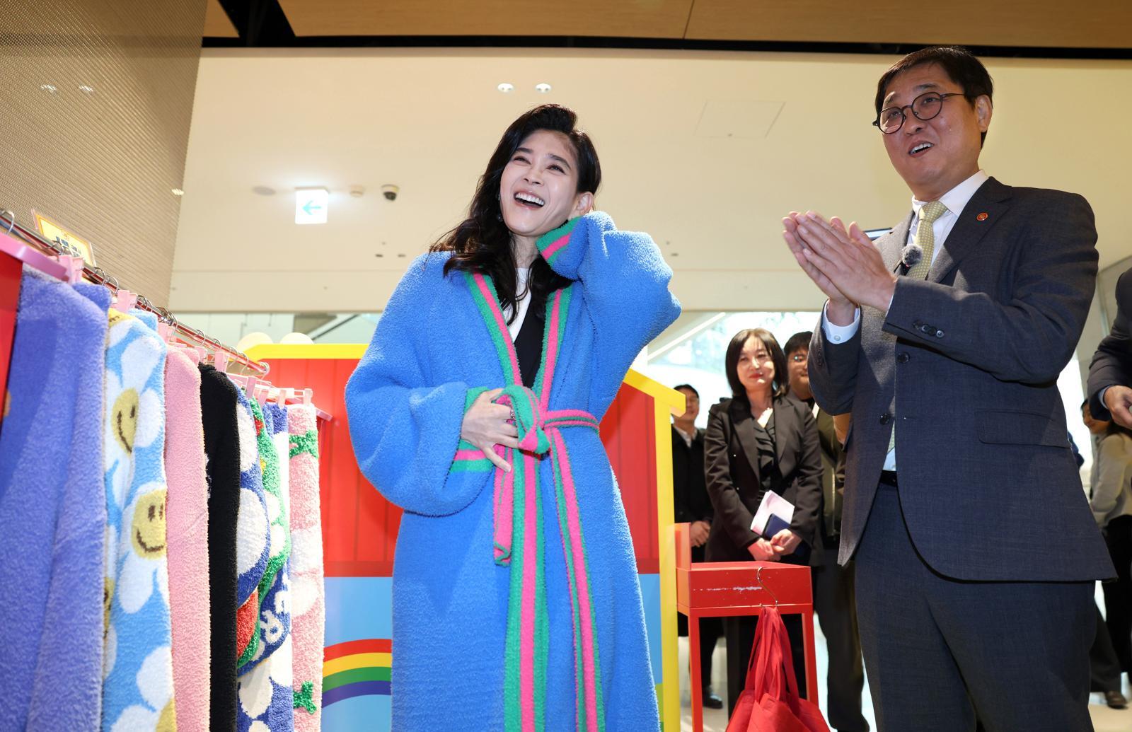 최휘영 문화체육관광부 장관이 22일 서울 영등포구 더현대 서울을 찾아 코리아그랜드세일 참여매장인 위글위글을 방문해 이부진 한국방문의해위원회 위원장과 함께 행사 진행 상황을 살펴보고 있다. 2026.1.22/문화체육관광부 제공