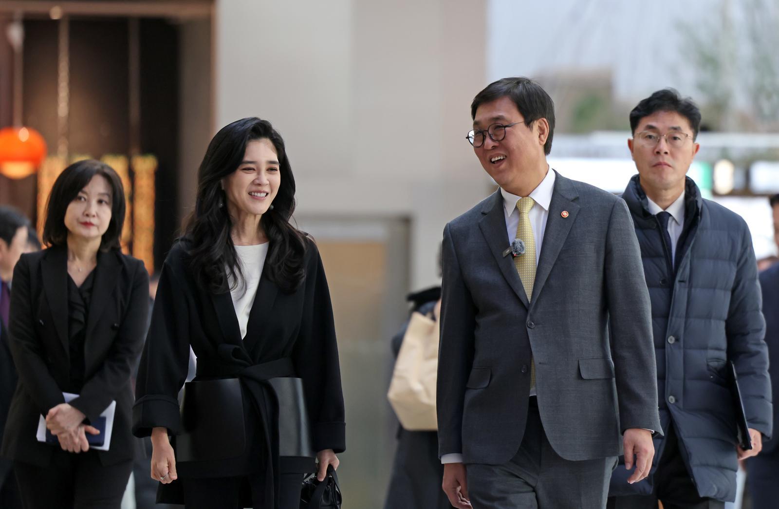 최휘영 문화체육관광부 장관이 22일 2026 코아그랜드세일 진행 상황을 점검하기 위해 서울 영등포구 더현대 서울을 찾아 이부진 한국방문의해위원회 위원장과 이야기를 나누며 행사장으로 이동하고 있다.(문체부 제공)