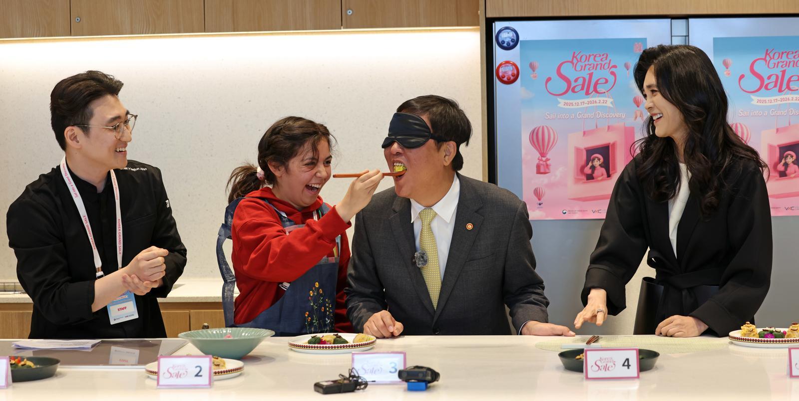 최휘영 문화체육관광부 장관이 22일 서울 영등포구 더현대 서울 문화센터에서 진행되고 있는 코리아그랜드세일의 체험행사 ‘케이-소스 활용 한식 쿠킹클래스’에서 외국인 관광객이 만든 쌈밥을 맛보고 있다.(문체부 제공)