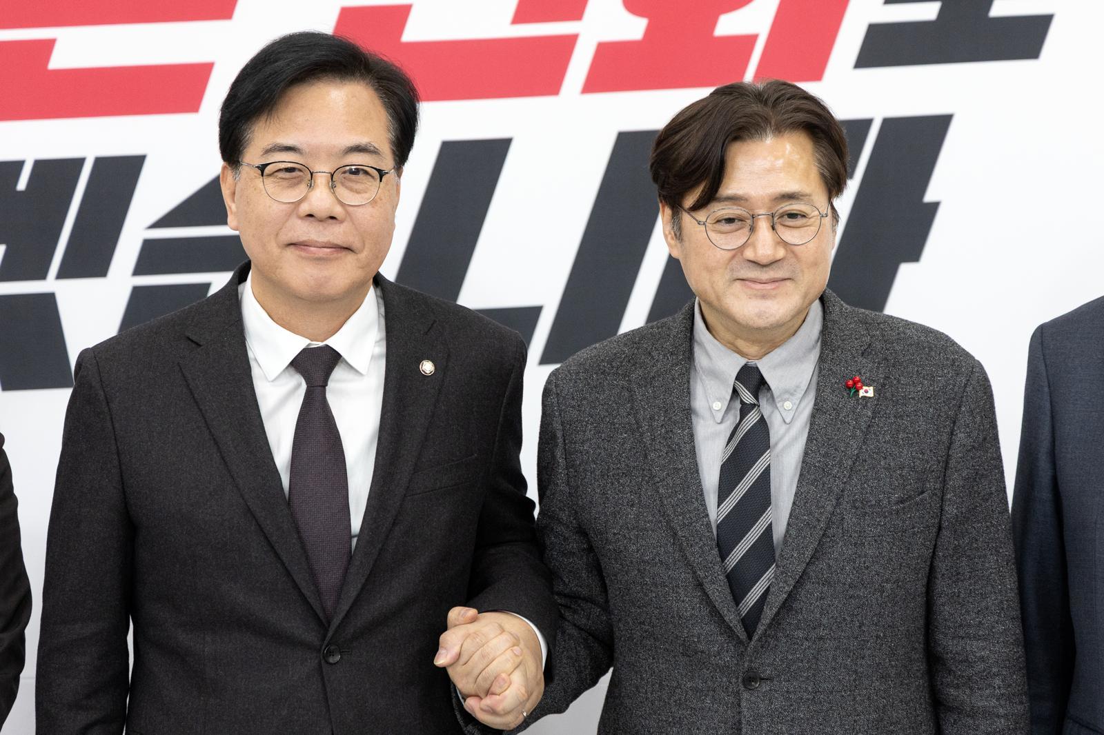 송언석 국민의힘 원내대표가 22일 서울 여의도 국회에서 홍익표 신임 청와대 정무수석을 접견하고 있다. 2026.1.22/뉴스1