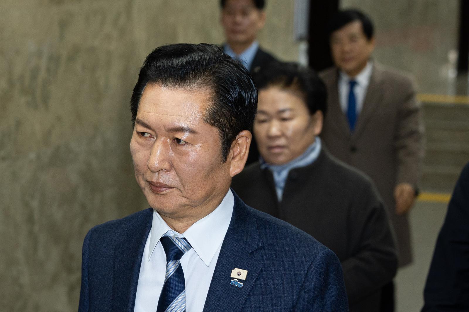 정청래 더불어민주당 대표가 22일 서울 여의도 국회에서 열린 비공개 정책의원총회에 참석하고 있다. 2026.1.22 뉴스1