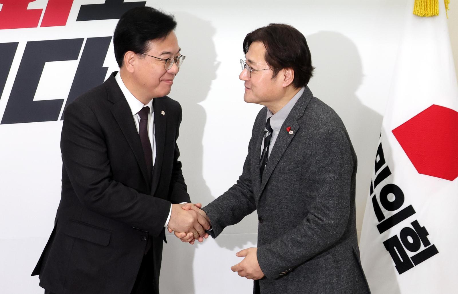 송언석 국민의힘 원내대표가 22일 오후 서울 여의도 국회에서 홍익표 대통령비서실 정무수석을 접견하며 악수를 하고 있다. 뉴시스