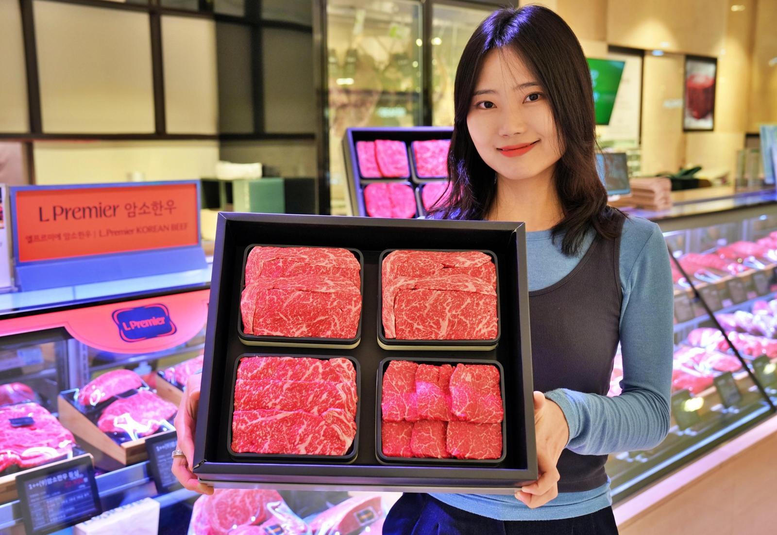 22일 롯데백화점 본점에서 모델이 한우 취향 큐레이션 제품을 소개하고 있다. 소비 추세가 양극화되며 ‘초프리미엄’ 설 선물세트도 늘고 있다. 롯데백화점 제공