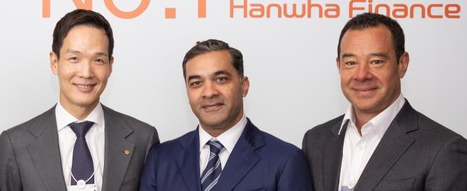 김동원 한화생명 사장(왼쪽)이 벤처캐피털 LCV 관계자들과 포즈를 취하고 있다. 한화생명 제공