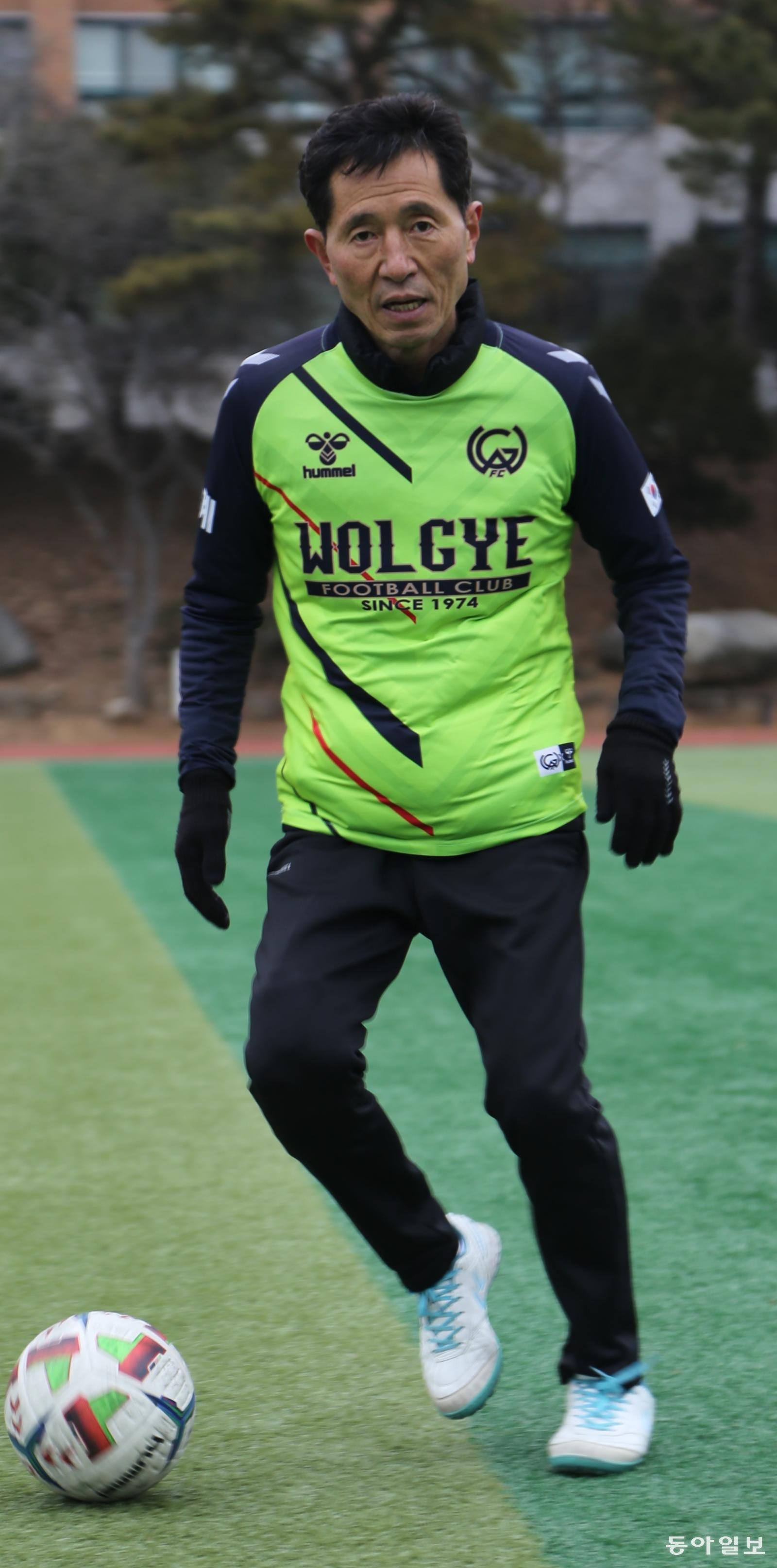 변석화 험멜코리아 회장이 서울 강서구 화곡동 신정고교 운동장에서 드리블하고 있다. 12세 때인 1974년 동네 또래 친구들과 월계축구회를 결성한 변 회장은 53년째 매 주말 공을 차며 건강한 삶을 만들어 가고 있다. 
양종구 기자
yjongk@donga.com