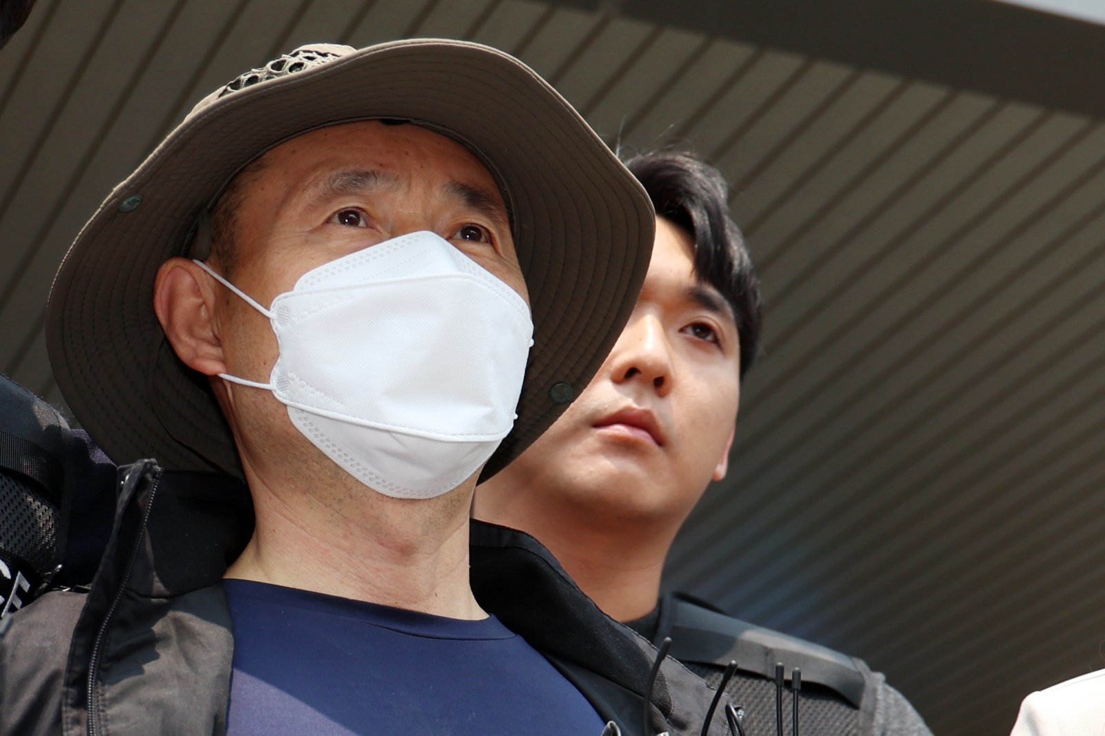 금전 문제로 갈등을 빚은 지인과 평소 앙심을 품었던 이웃 등 4명을 살상한 혐의로 체포된 피의자 차철남(56·중국 국적)이 27일 오전 경기 시흥경찰서에서 검찰로 송치되고 있다. 2025.5.27/뉴스1