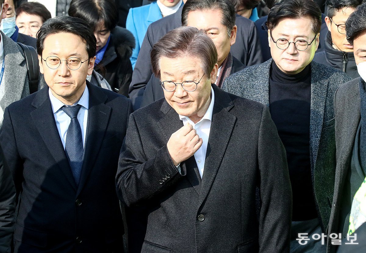 2024년 1월 10일 이재명 대통령(당시 더불어민주당 대표)(가운데)가 흉기 피습 8일 만에 서울대병원에서 퇴원하고 있다. 동아일보DB