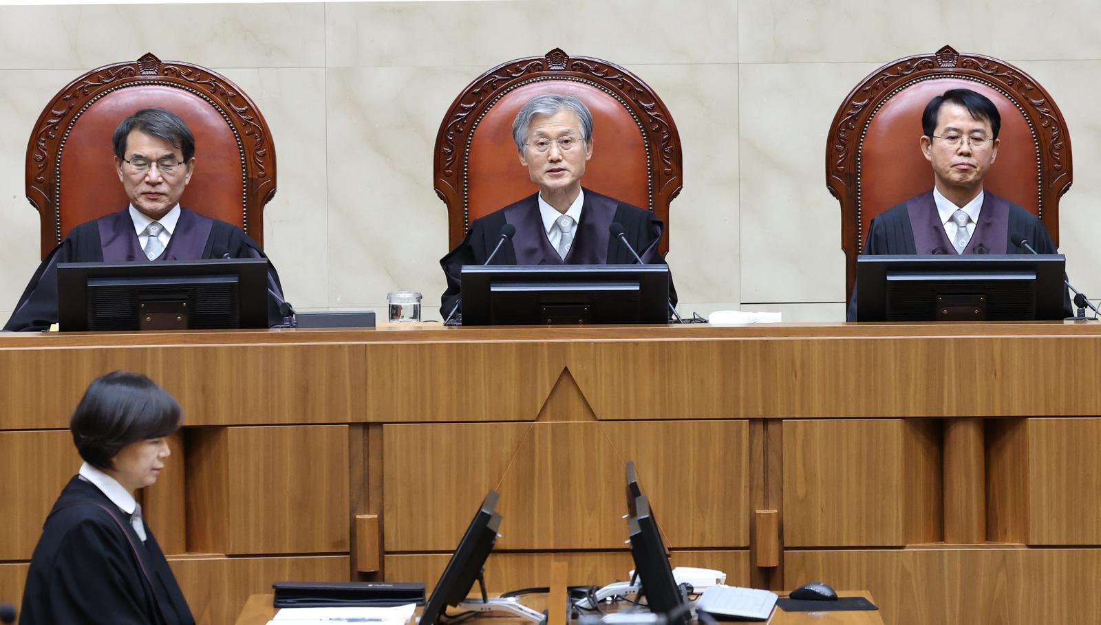 조희대 대법원장이 22일 오후 서울 서초구 대법원 대법정에서 열린 전원합의체 선고에서 발언하고 있다.  대법원 전원합의체는 이날 5·18민주화운동 유족 33명이 정부를 상대로 제기한 정신적 손해에 대한 청구 소송 상고심 판결을 선고한다. 2026.1.22 뉴스1