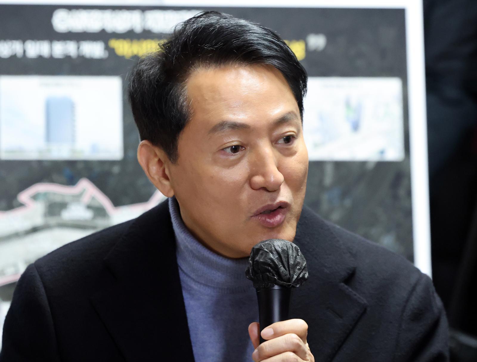 오세훈 서울시장이 22일 오전 서울 용산구 용산전자상가 인근 선인상가를 방문해 상가 소유자, 상인 및 지역주민 등과의 간담회를 갖고 있다. 뉴스1