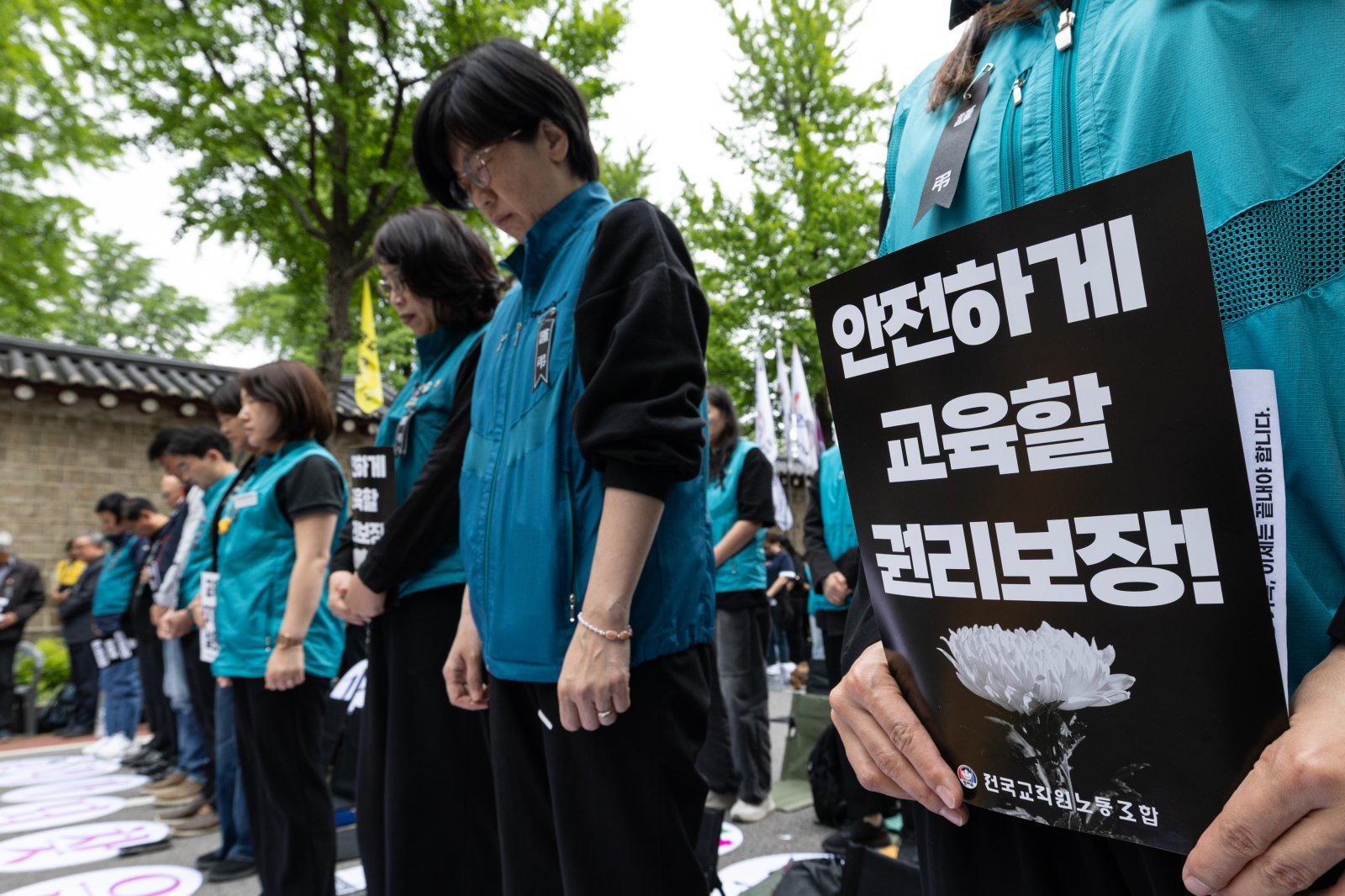 서울 종로구 경복궁 영추문 인근에서 열린 전국교직원노동조합(전교조) 창립 36주년 전국교사결의대회에서 참가자들이 교권보장법 개정, 안전하게 교육할 권리, 교사 교육권, 교육공공성 강화 등을 촉구하며 민중의례하고 있다. 2025.5.24 뉴스1