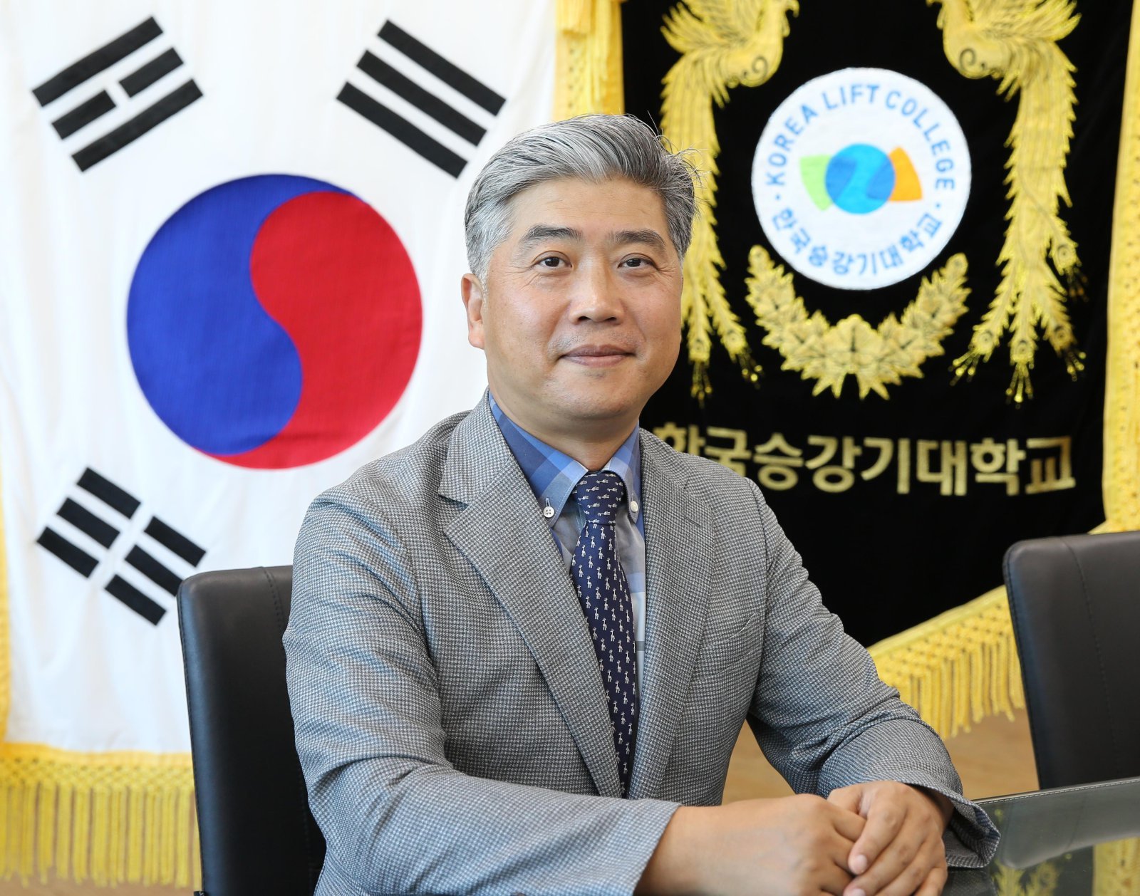 이현석 한국승강기대 총장이 19일 총장 집무실에서 동아일보와 인터뷰하며 “경남에서 나고 자란 인재가 경남에서 활약할 수 있는 환경과 여건을 만드는 데 최선을 다하겠다”고 밝히고 있다. 한국승강기대 제공