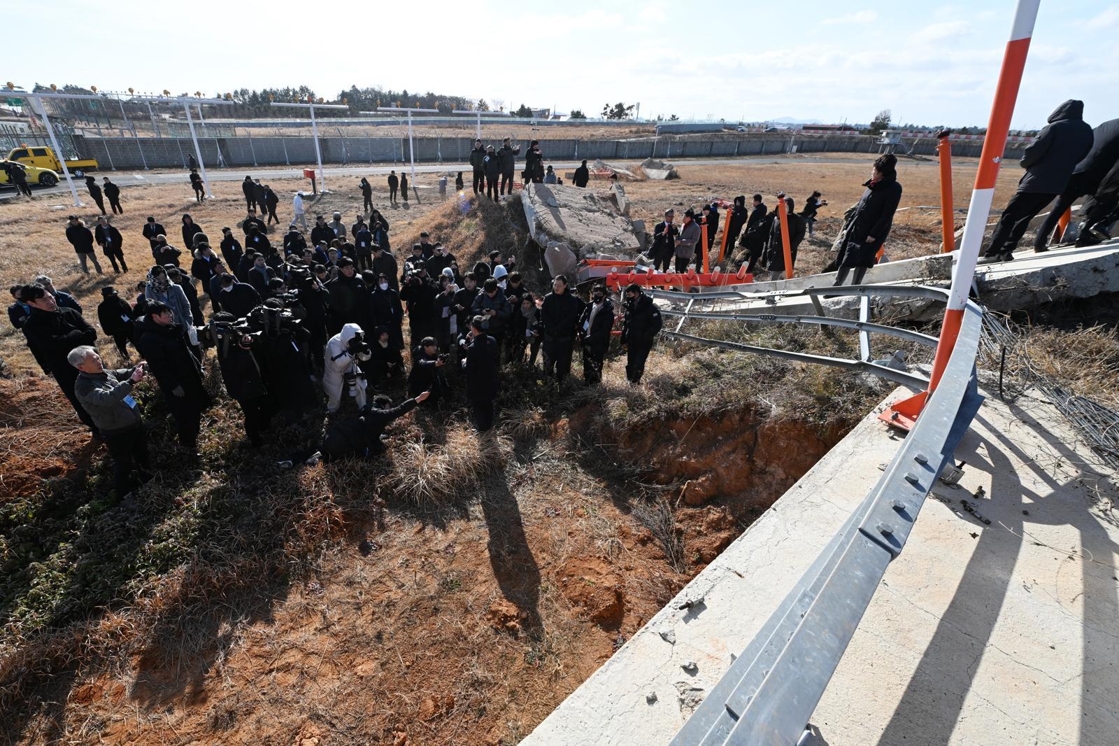 12·29 여객기 참사 진상규명을 위한 국정조사특별위원회가 20일 오후 전남 무안국제공항 활주로에서 활주로 끝에 설치된 콘크리트 둔덕(로컬라이저)을 살피고 있다. 2026.01.20 무안=뉴시스