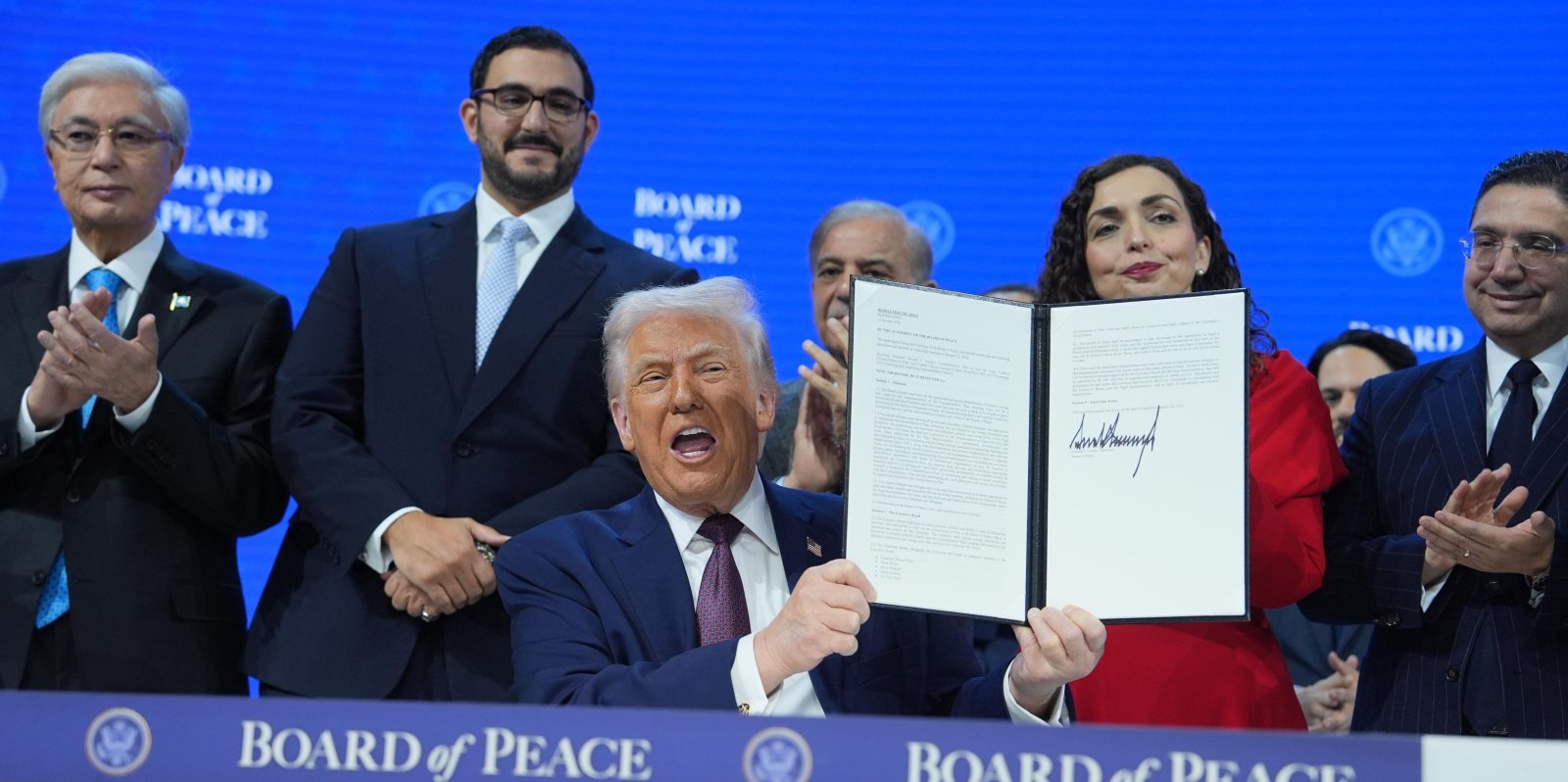 유엔 등 기존 국제기구에 부정적인 도널드 트럼프 미국 대통령(아랫줄)이 22일 스위스 다보스에서 자신이 주도한 새 국제기구 ‘평화위원회’의 헌장 서명식을 가졌다. 다보스=AP 뉴시스