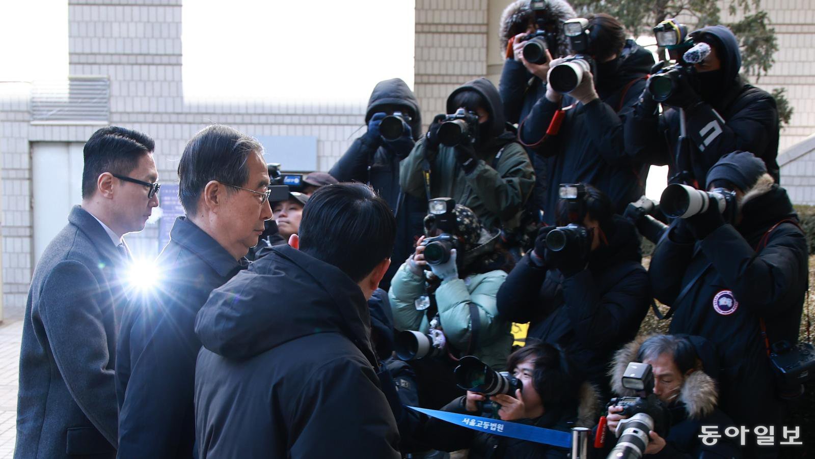 내란 우두머리 방조와 내란 중요임무종사 혐의를 받고 있는 한덕수 전 국무총리가 21일 1심 선고 재판에 참석하기 위해 서울중앙지법으로 들어가고 있다. 송은석 기자 silverstone@donga.com