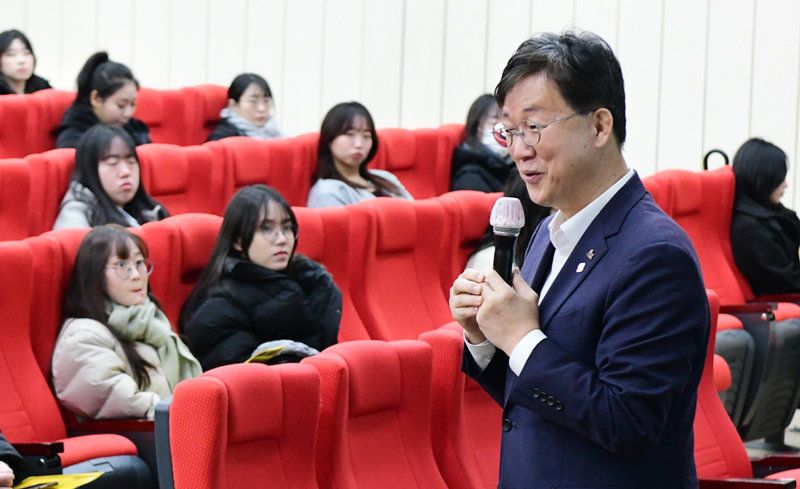 같은 날 이민근 안산시장이 ‘2026년 동계 청년 행정체험연수’ 참가자들을 대상으로 프로그램 취지와 운영 방향에 대해 설명하고 있다. 안산시 제공