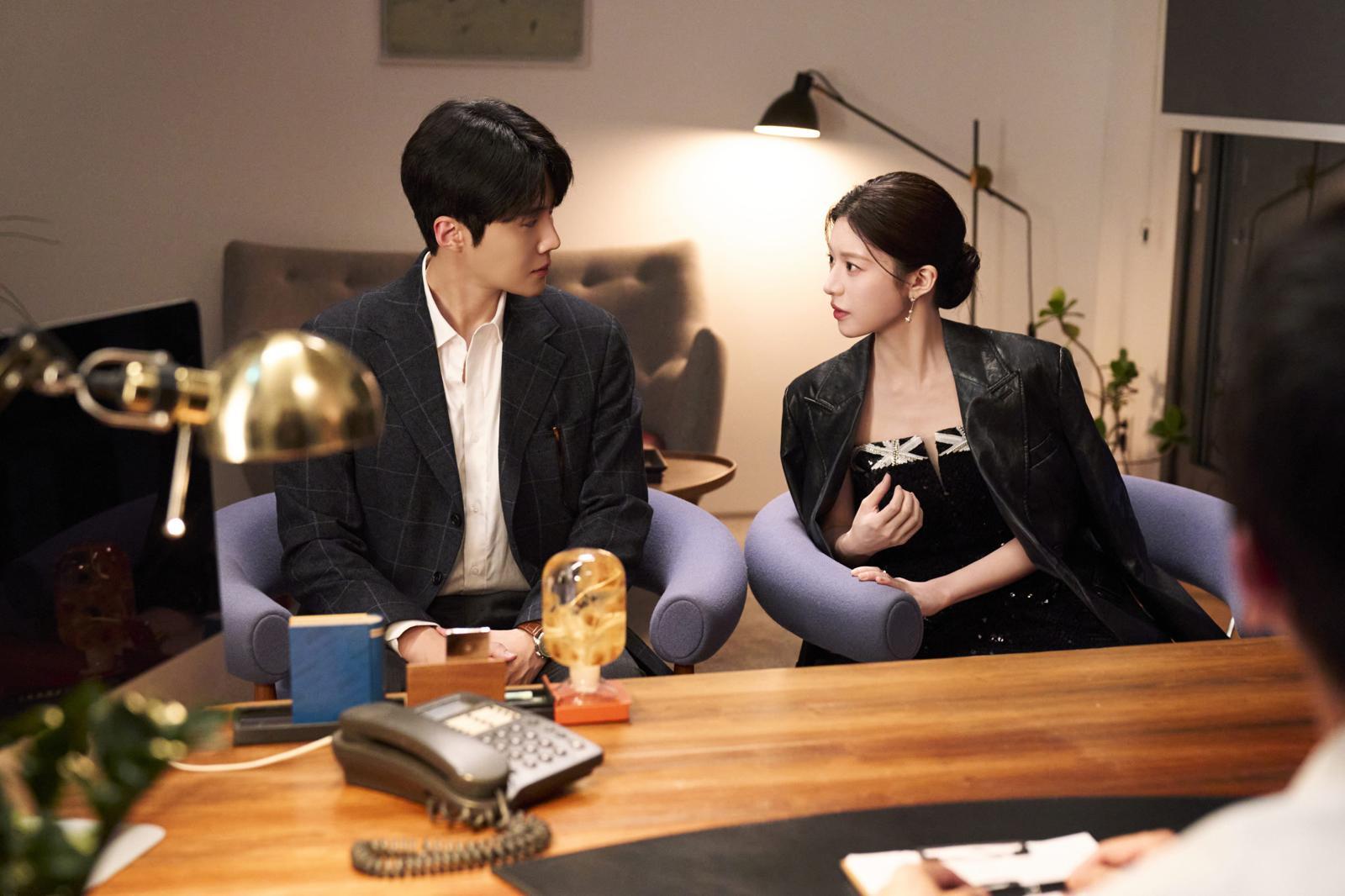 넷플릭스 드라마 ‘이 사랑 통역 되나요?’의 한 장면. 서로 다른 거리감 속에서 마주 선 두 인물이 회피형·안정형 관계의 심리적 대비를 보여준다. 넷플릭스 제공