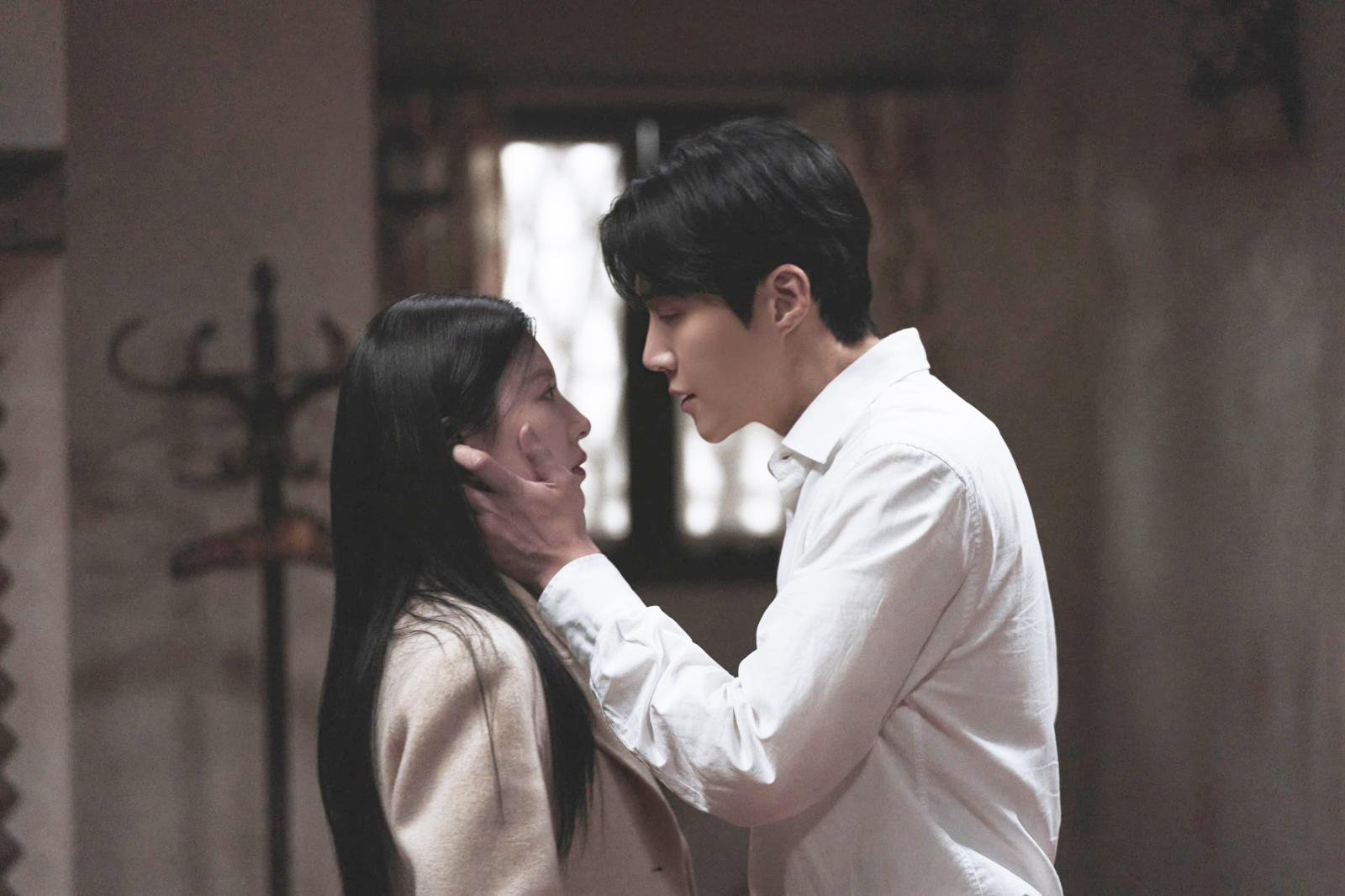 넷플릭스 ‘이 사랑 통역 되나요?’ 장면. 회피형 애착과 안정형 파트너의 관계 패턴을 심리학적으로 해석했다. 넷플릭스 제공