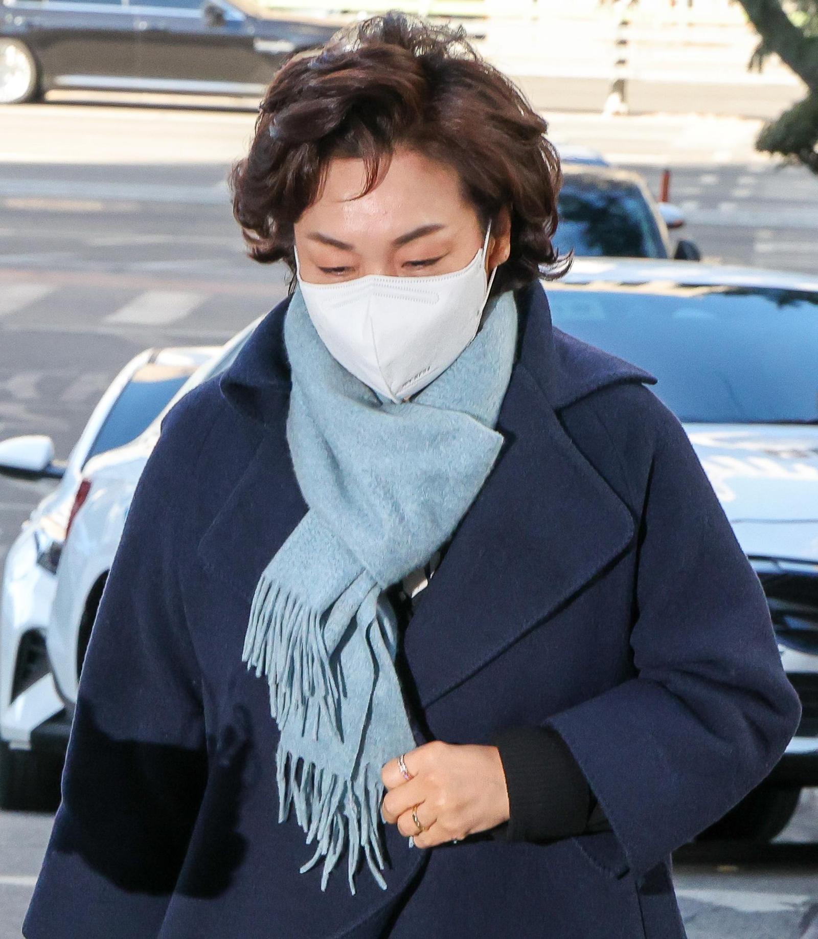 경찰 출석하는 김병기 부인
더불어민주당에서 제명된 김병기 의원의 부인 이모 씨가 22일 오후 법인카드 유용 의혹 등과 관련해 피의자 신분으로 조사를 받기 위해 서울경찰청 공공범죄수사대에 출석하고 있다. 뉴스1