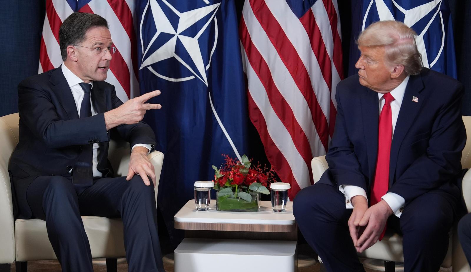 트럼프-나토 사무총장 회담
도널드 트럼프 미국 대통령(오른쪽)이 21일 스위스 다보스에서 열린 세계경제포럼(WEF) 연차총회에서 마르크 뤼터 북대서양조약기구(NATO·나토) 사무총장과 회담하고 있다. 트럼프 대통령은 이후 “덴마크령 그린란드와 북극 지역에 관한 미래 합의의 ‘프레임워크’(협력 틀)를 마련했다”고 밝혔다. 자신의 그린란드 병합 시도에 반대했던 유럽 8개국에 예고했던 관세도 부과하지 않겠다고 밝혔다. 다보스=AP 뉴시스