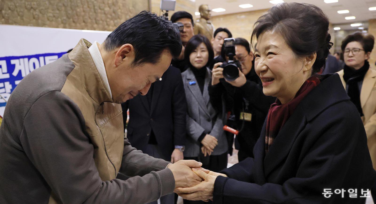 박근혜 전 대통령(오른쪽)이 22일 서울 여의도 국회 로텐더홀을 찾아 국민의힘 장동혁 대표의 손을 잡으며 단식 중단을 권유하고 있다. 이날 박 전 대통령은 2016년 11월 정세균 당시 국회의장과 회동 이후 10년 만에 국회 본청을 방문했다. 장승윤 기자 tomato99@donga.com