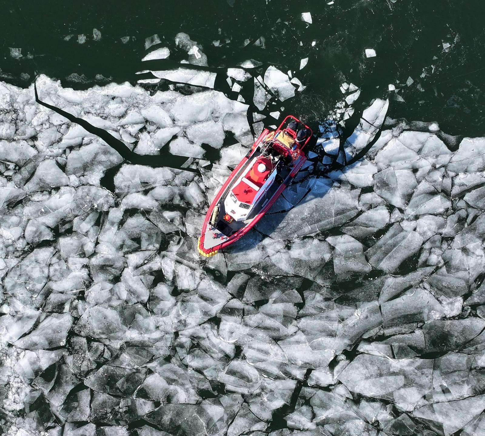 쇄빙선처럼, 한강 얼음 헤치고…
22일 서울 강동구 광나루한강공원 선착장 인근에서 수난구조대 선박이 얼음을 헤치고 앞으로 나아가고 있다. 이날 강원 철원의 아침 최저기온은 영하 24.2도, 서울은 영하 13.2도까지 떨어지는 등 동장군의 기세가 매섭게 이어졌다. 뉴스1