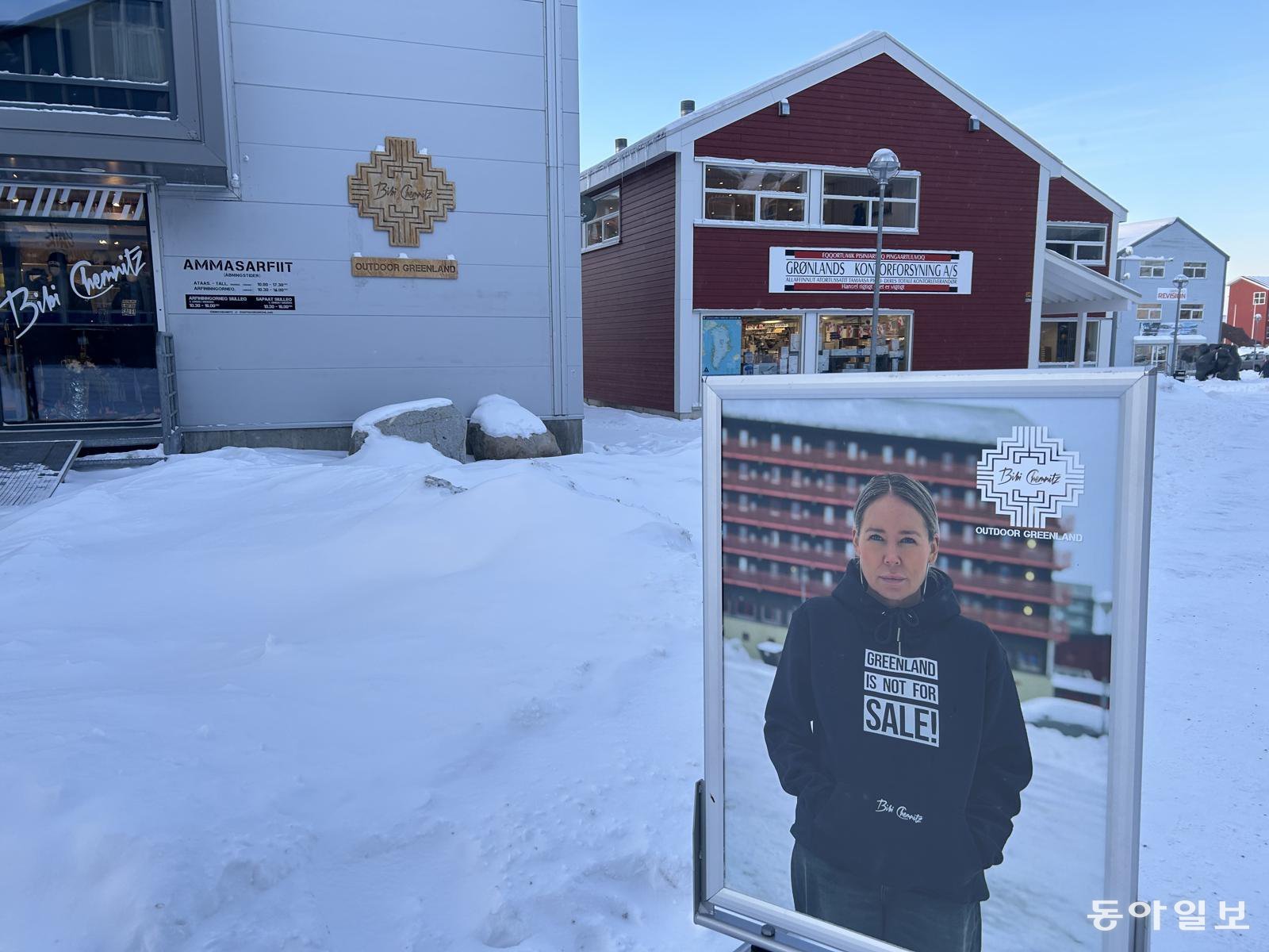 20일(현지 시간) 덴마크령 그린란드의 최대 도시 누크 도심에 등장한 ‘그린란드는 매매의 대상이 아니다’라는 안내판. 누크=유근형 특파원 noel@dogna.com