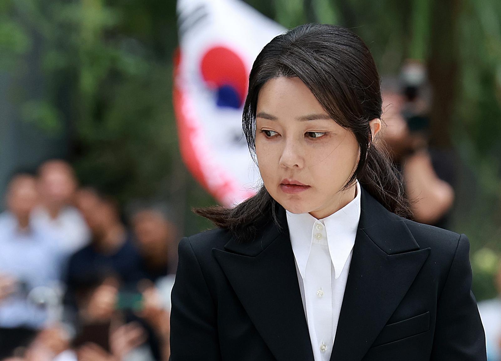 도이치모터스 주가조작 연루 의혹 등을 받는 김건희 여사가 6일 오전 서울 종로구 김건희 특검팀(특별검사 민중기)사무실에 피의자 신분으로 소환되고 있다. 2025.08.06 [서울=뉴시스]