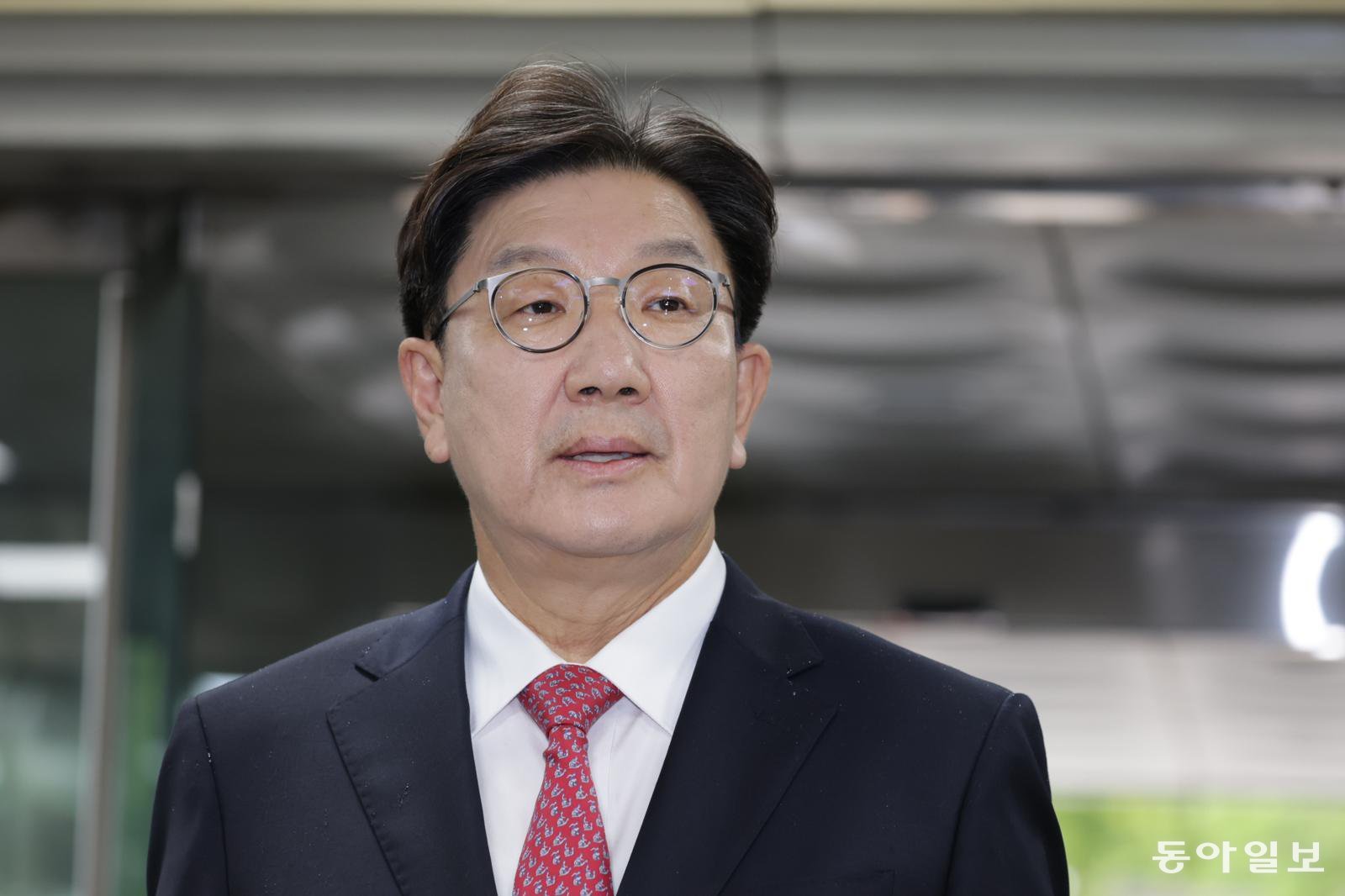 통일교 측으로 부터 불법 정치자금을 받은 혐의를 받고 있는 국민의힘 권성동 의원이 16일 서울 서초구 서울중앙지방법원에 영장실질심사를 받기 위해 출석하고 있다. 2025.09.16 박형기 기자 oneshot@donga.com