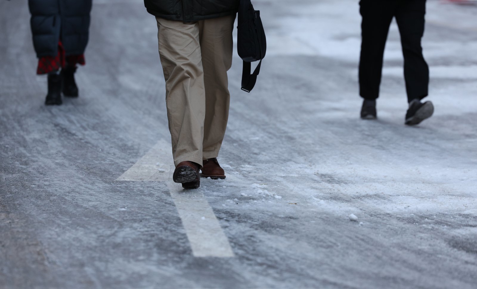 추위가 이어지고 있는 13일 서울 중구의 한 골목에서 시민들이 빙판길을 걷고 있다. 2025.01.13. [서울=뉴시스]