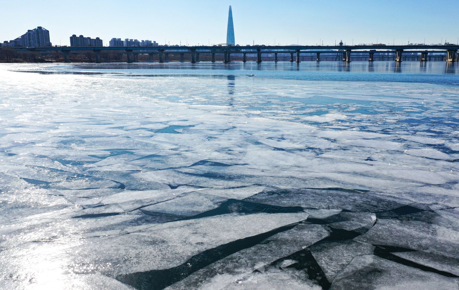한파가 지속되고 있는 22일 서울 강동구 광나루 한강변의 강물이 얼어 있다. 2026.01.22. [서울=뉴시스]