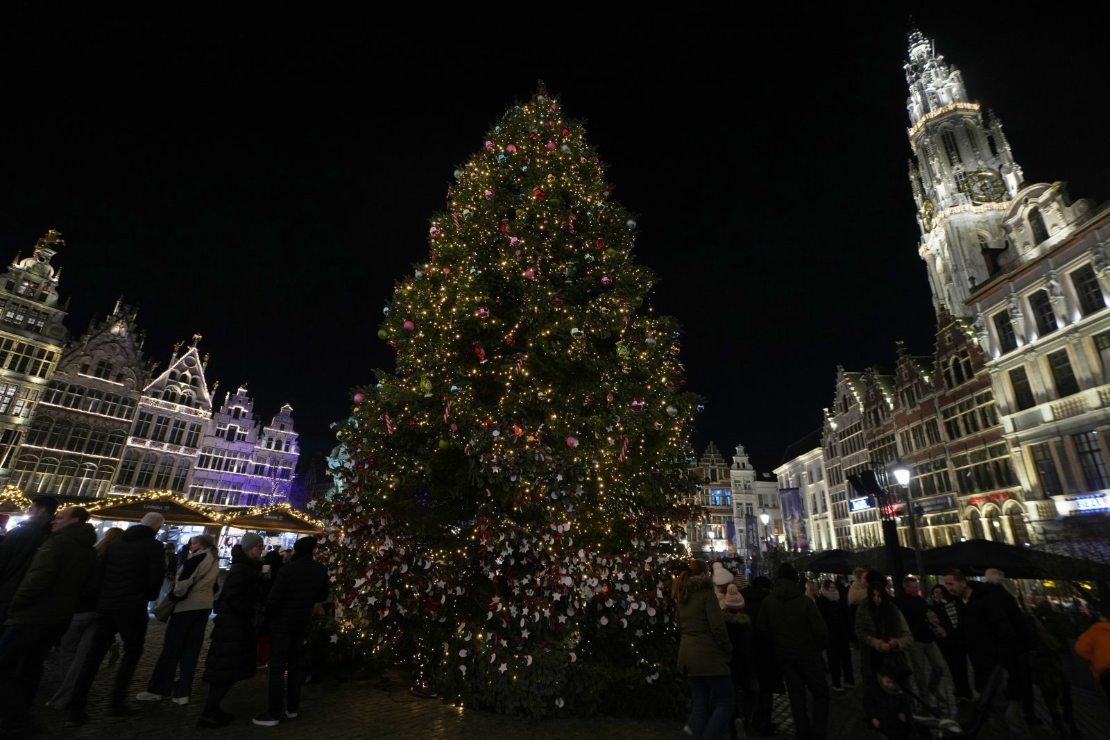 벨기에 안트워프 시의 오페라 하우스 부근에서 1월 22일 쿠르드출신 시위대의 집회 중에 흉기공격 사건이 일어나 6명이 다쳤다.  사진은 안트워프 시내 성당과 옛 건물에 지난 해 말 조명 장식이 빛나고 있는 광경.  2026. 01 23.[안트워프( 벨기에)= AP/뉴시스]