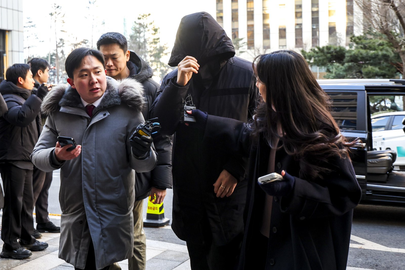 ‘1억원 공천헌금’ 의혹 핵심 인물로 지목된 강선우 무소속 의원의 전 보좌관 남 모씨가 23일 서울 마포구 서울경찰청 공공범죄수사대에서 조사를 받기 위해 출석하고 있다. 2026.01.23. [서울=뉴시스]