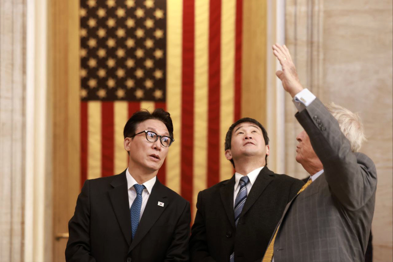 미국을 방문 중인 김민석 국무총리가 22일(현지시간) 미국 워싱턴 DC 소재 미국 국회의사당에서 열린 미 하원 주요인사 초청 오찬 간담회에 참석해 의회 관련 설명을 듣고 있다. (사진=총리실 제공) 2026.01.23. [서울=뉴시스]