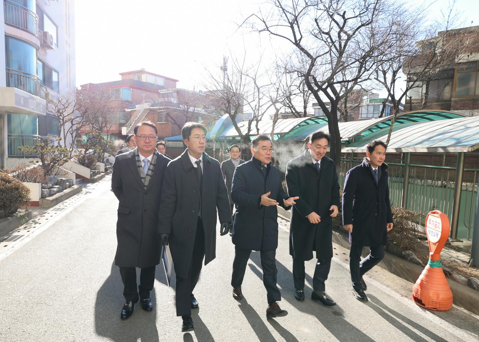 대우건설 김보현 사장과 건축사업본부 임직원들이 성수4지구 내 아파트 단지를 방문해 현장을 둘러보고 있다. 대우건설
