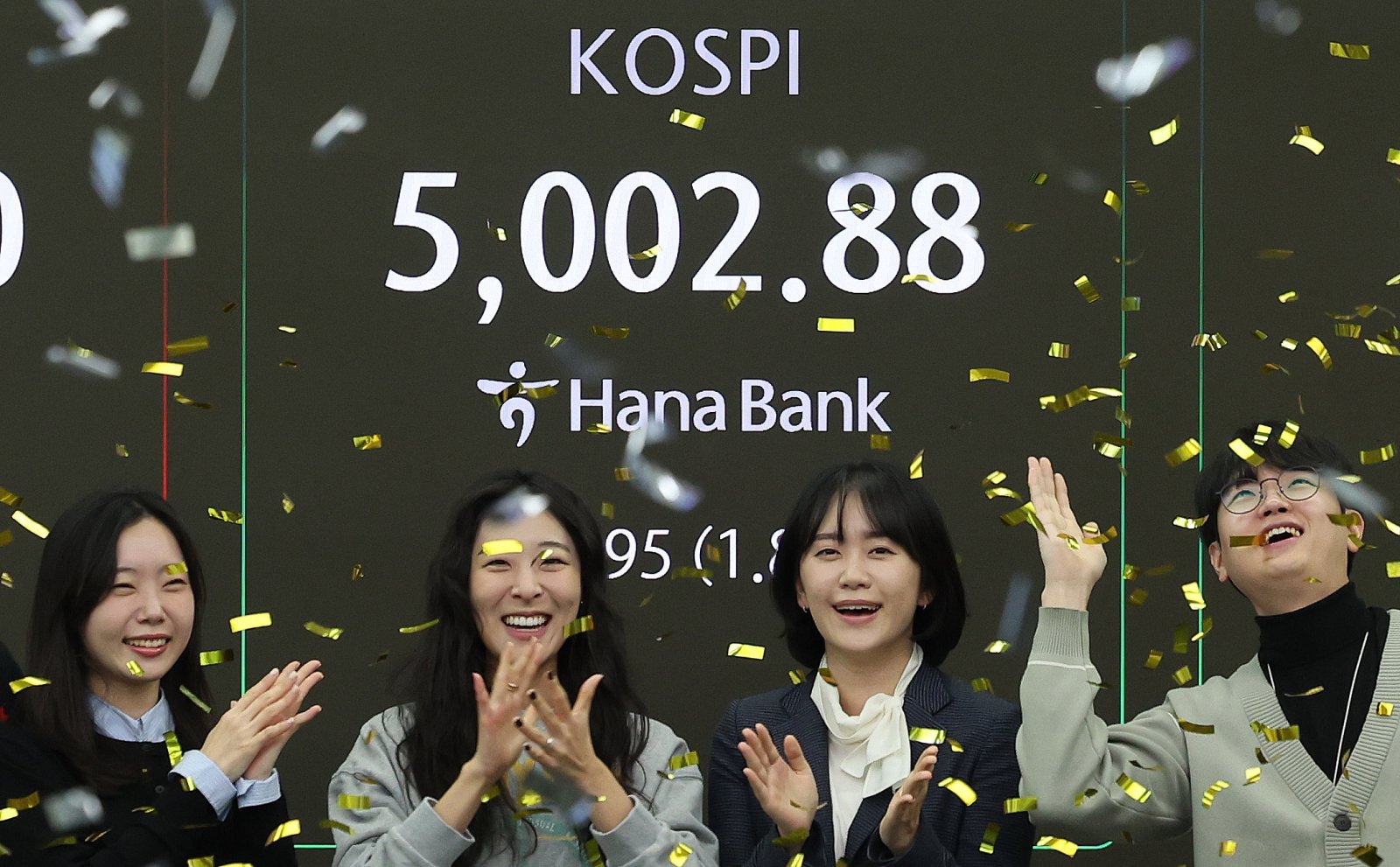 코스피지수가 사상 처음으로 장중 5000을 돌파한 22일 오전 서울 을지로 하나은행 딜링룸에서 직원들이 신기록 달성을 축하하고 있다. 이날 코스피지수는 한때 5019.54까지 상승했다가 0.87% 오른 4952.53에 거래를 마쳤다. 2026.1.22/뉴스1