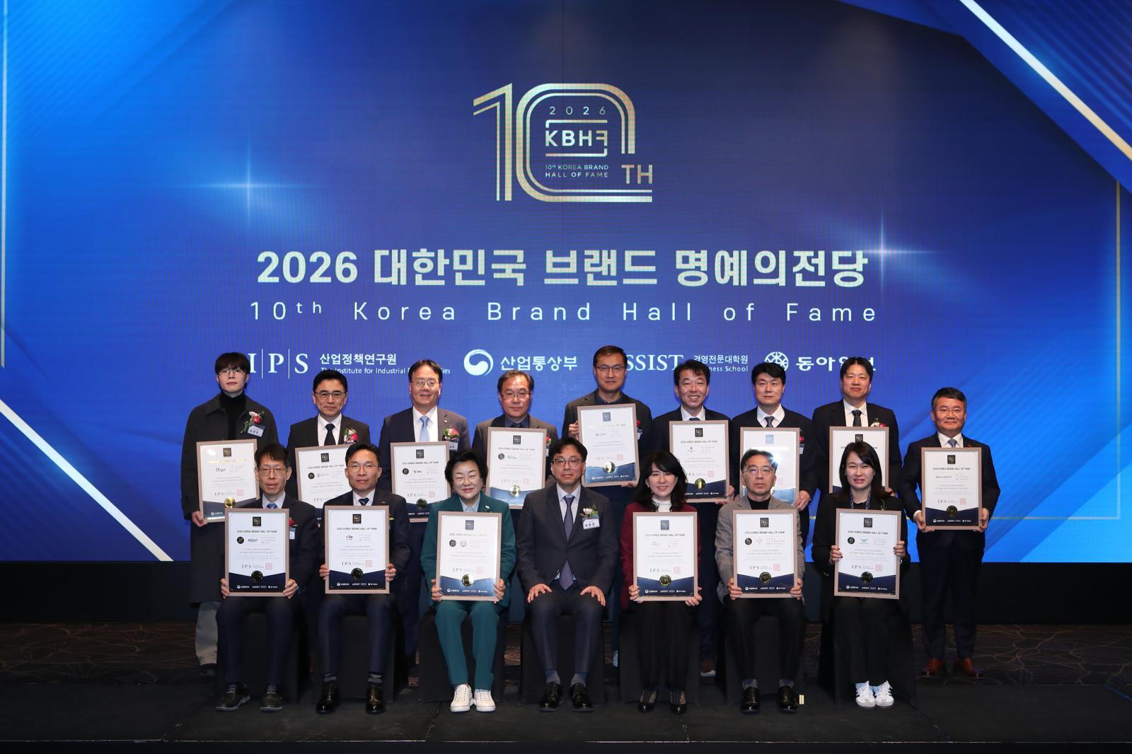 ‘2026 대한민국 브랜드 명예의 전당’ 수상식에서 가전·모빌리티·산업재·공공 지자체 분야 수상자들이 기념 촬영을 하고 있다. 산업정책연구원 제공