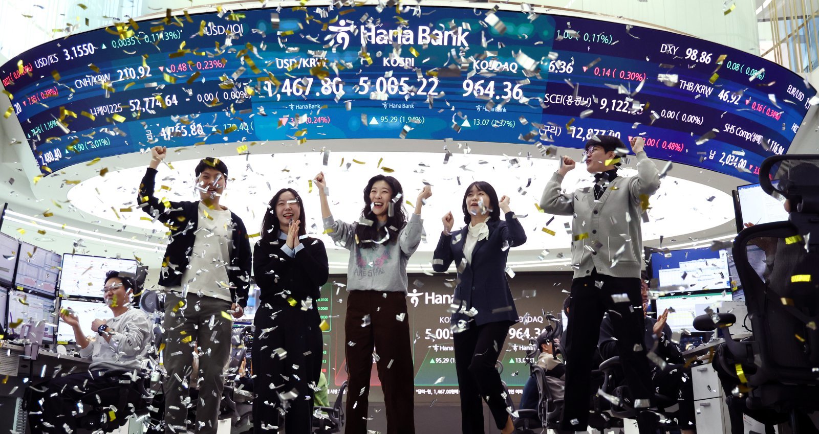 22일 오전 서울 중구 하나은행 본점 딜링룸 현황판에 코스피 지수가 장중 5000p를 넘으며 개장하자 직원들이 환호하고 있다. 2026.1.22/뉴스1