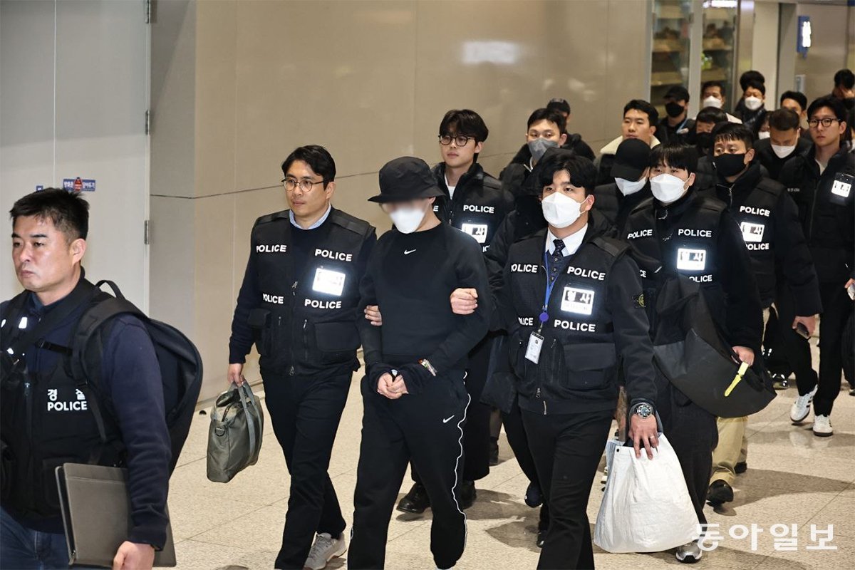 캄보디아에서 각종 사기와 인질 강도 등을 저지른 한국인 범죄자 73명이 23일 인천공항을 통해 국내로 송환되고 있다. 양회성 기자 yohan@donga.com