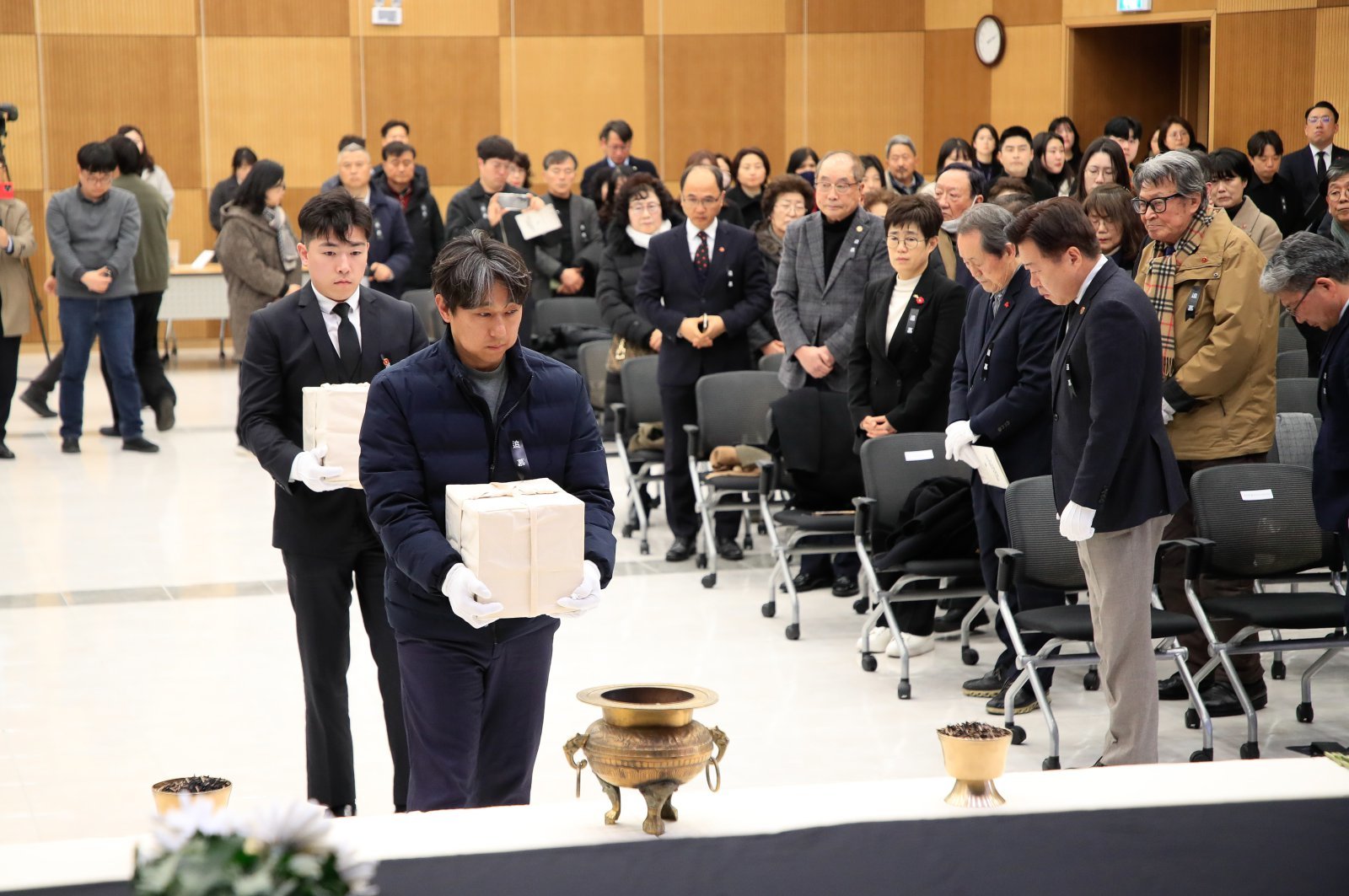 24일 오후 제주시 봉개동 제주4·3 평화교육센터에서 열린 ‘4·3 희생자 신원확인 결과 보고회’에서 유해함을 든 희생자 유족들이 입장하고 있다. 2025.02.24. [제주=뉴시스]