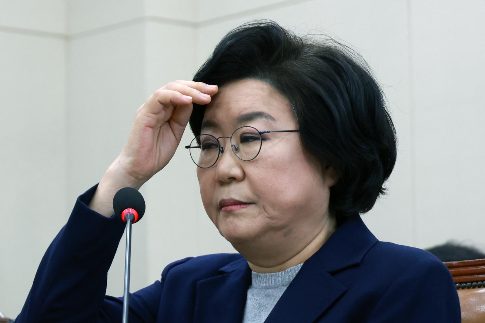 이혜훈 기획예산처 장관 후보자가 23일 서울 여의도 국회에서 열린 재정경제기획위원회의 인사청문회에서 의원 질의를 들으며 머리카락을 넘기고 있다. 2026.01.23.