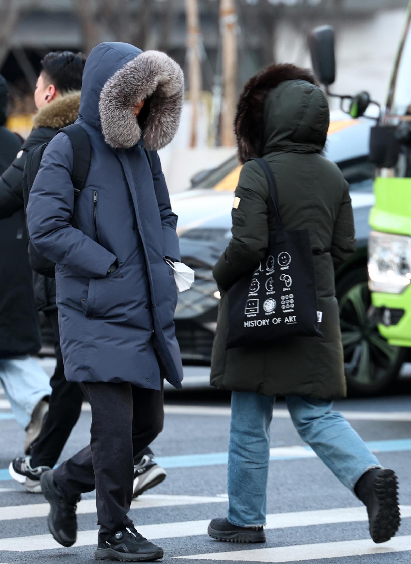 연일 한파가 이어지는 23일 오전 서울 종로구 세종대로사거리에서 두터운 옷차림을 한 시민들이 발걸음을 서두르고 있다. 2026.1.23/뉴스1
