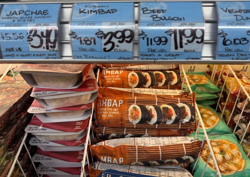 미국 유명 마트(Trader Joe‘s)에 진열된 냉동 김밥. 최근 3년(2022~2024)간 한국의 대미 냉동 김밥 점유율은 63% 증가했으며, 2024년 수출액은 1억2070만 달러(약 1771억 7553만 원)를 기록했다. 코트라 제공