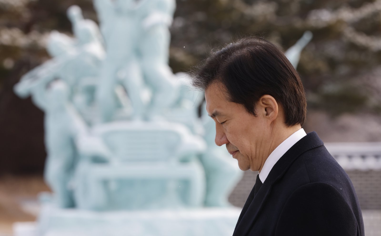 조국 조국혁신당 대표가 23일 광주 국립5.18민주묘역을 찾아 참배하고 있다. 2026.1.23/뉴스1