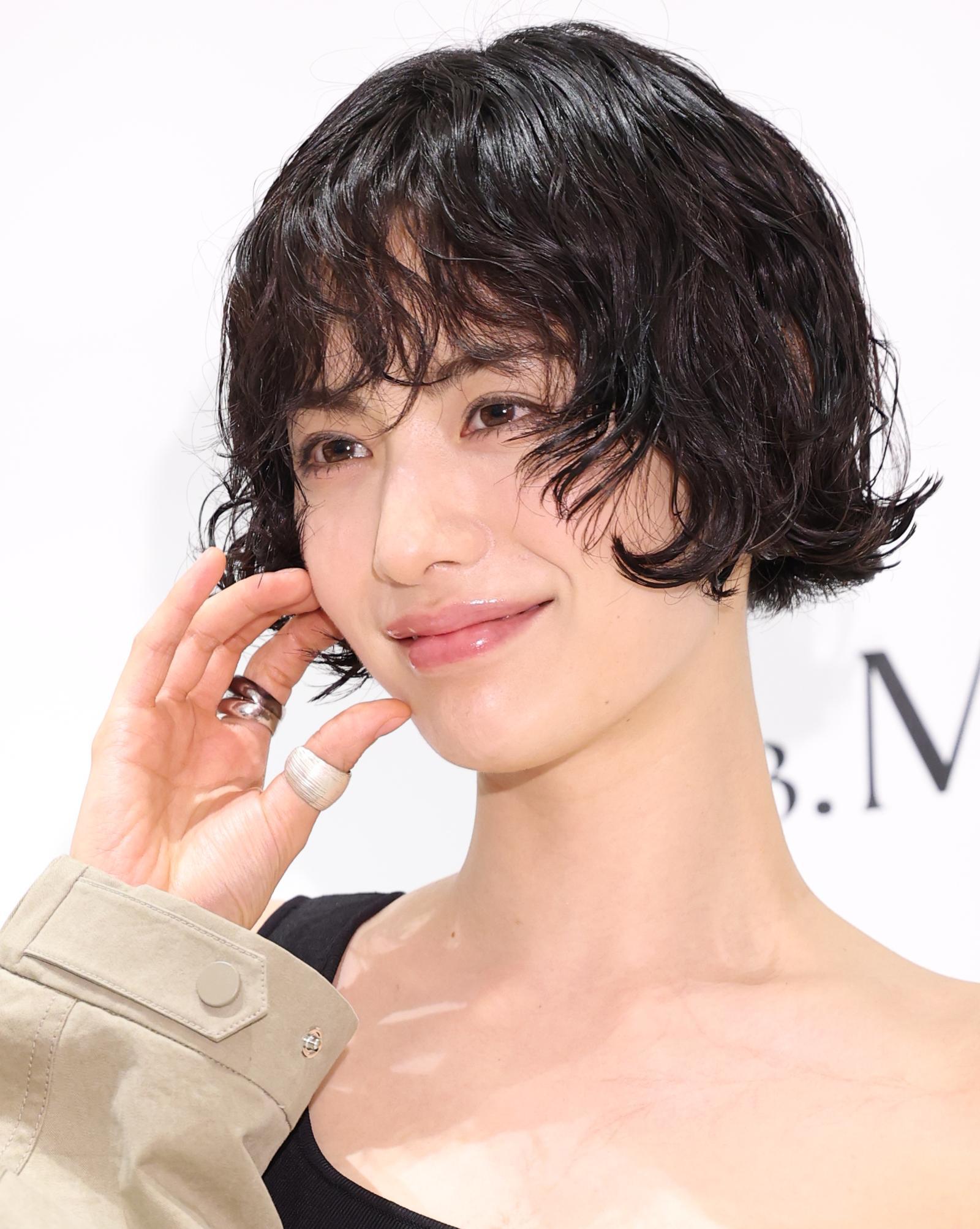 배우 나나가 지난해 4월 18일 오후 서울 송파구 롯데백화점 잠실점에서 열린 이비엠(E.B.M) 매장 오픈 1주년 기념 행사에 참석해 포즈를 취하고 있다. 뉴스1