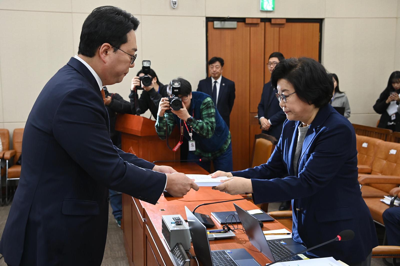 이혜훈 기획예산처 장관 후보자가 23일 서울 여의도 국회에서 열린 제431회국회(임시회) 재정경제기획위원회 인사청문회에 출석해 천하람 개혁신당 원내대표에게 비망록을 전달 받고 있다. 2026.1.23/뉴스1