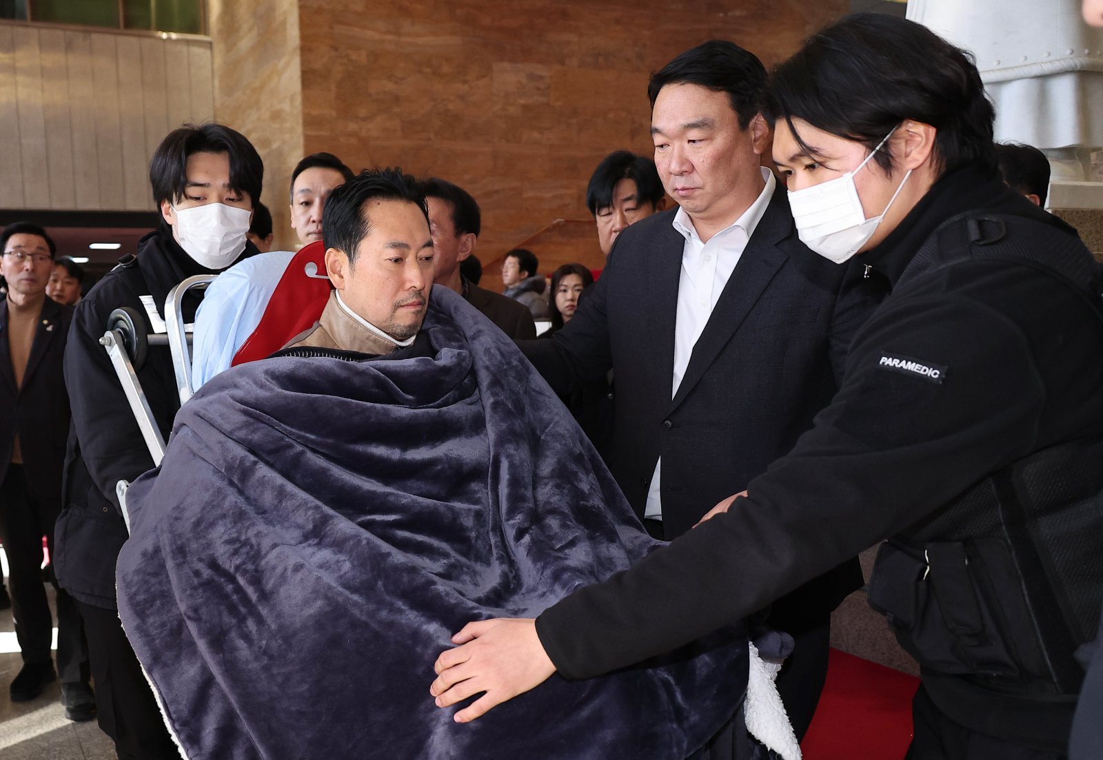 ‘통일교·공천헌금’ 쌍특검법 수용을 촉구하며 단식을 시작한 장동혁 국민의힘 대표가 지난 22일 서울 여의도 국회에서 단식 8일 만에 박근혜 전 대통령의 단식 중단 권고를 받아들여 병원으로 이송되고 있다. 2026.1.22/뉴스1