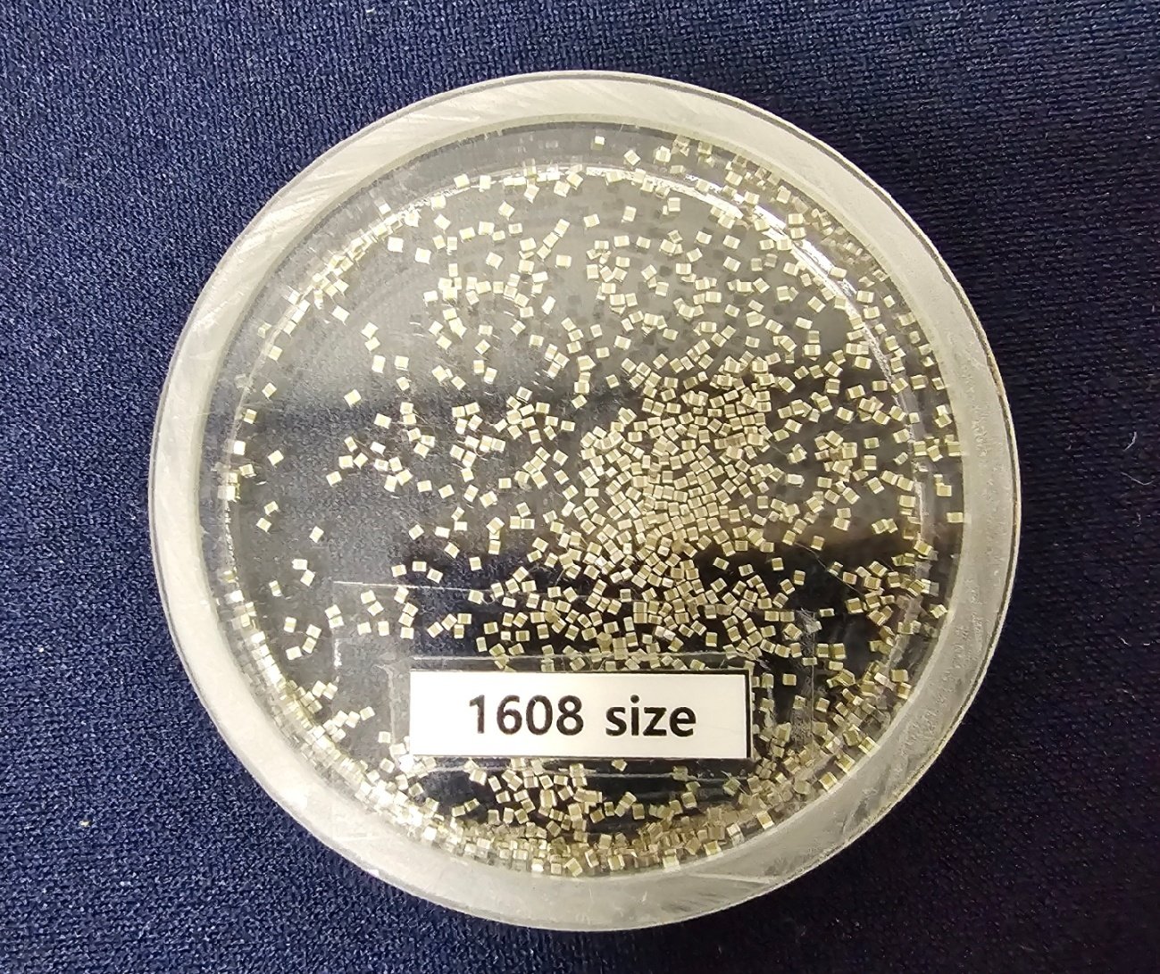 삼성전기의 적층세라믹콘덴서(MLCC)제품. 500cc 와인잔에 가득 채운 MLCC 가격은 3억 원에 달한다. 2024.10.30/뉴스1